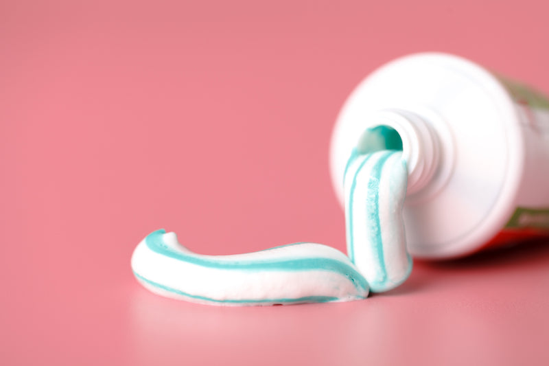 Nagelpilz bekämpfen: Tube mit Zahnpasta