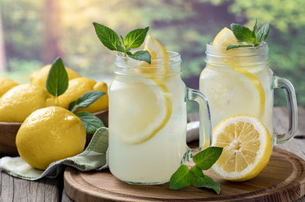 Zwei Gläser mit Zitrus-Spritz